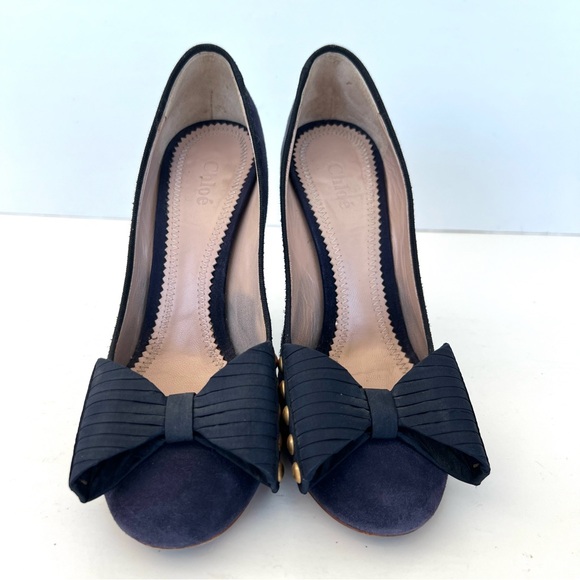 CHLOÈ Navy Blue Suede Fabric Gold Studded Bow Slip On Close Pump Heels Sz 38.5 - Picture 3 of 14